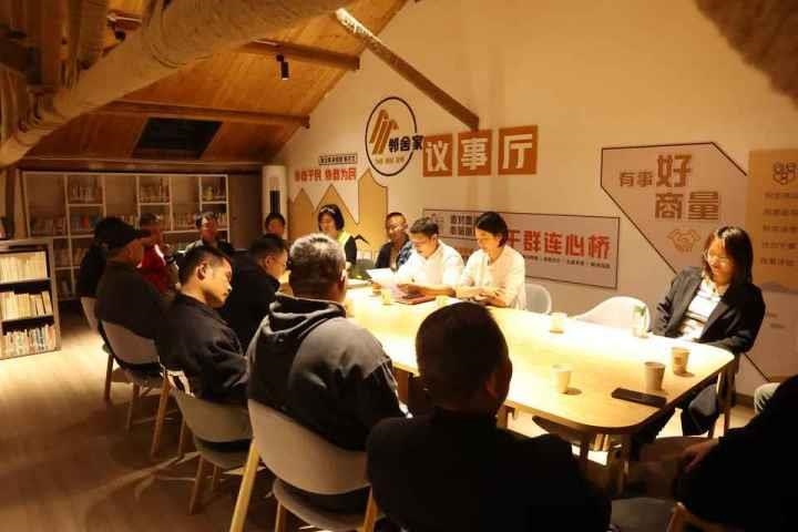 △浙江金華武義縣后陳村“鄰舍家”協(xié)商議事會(huì)討論舊村改造事宜。