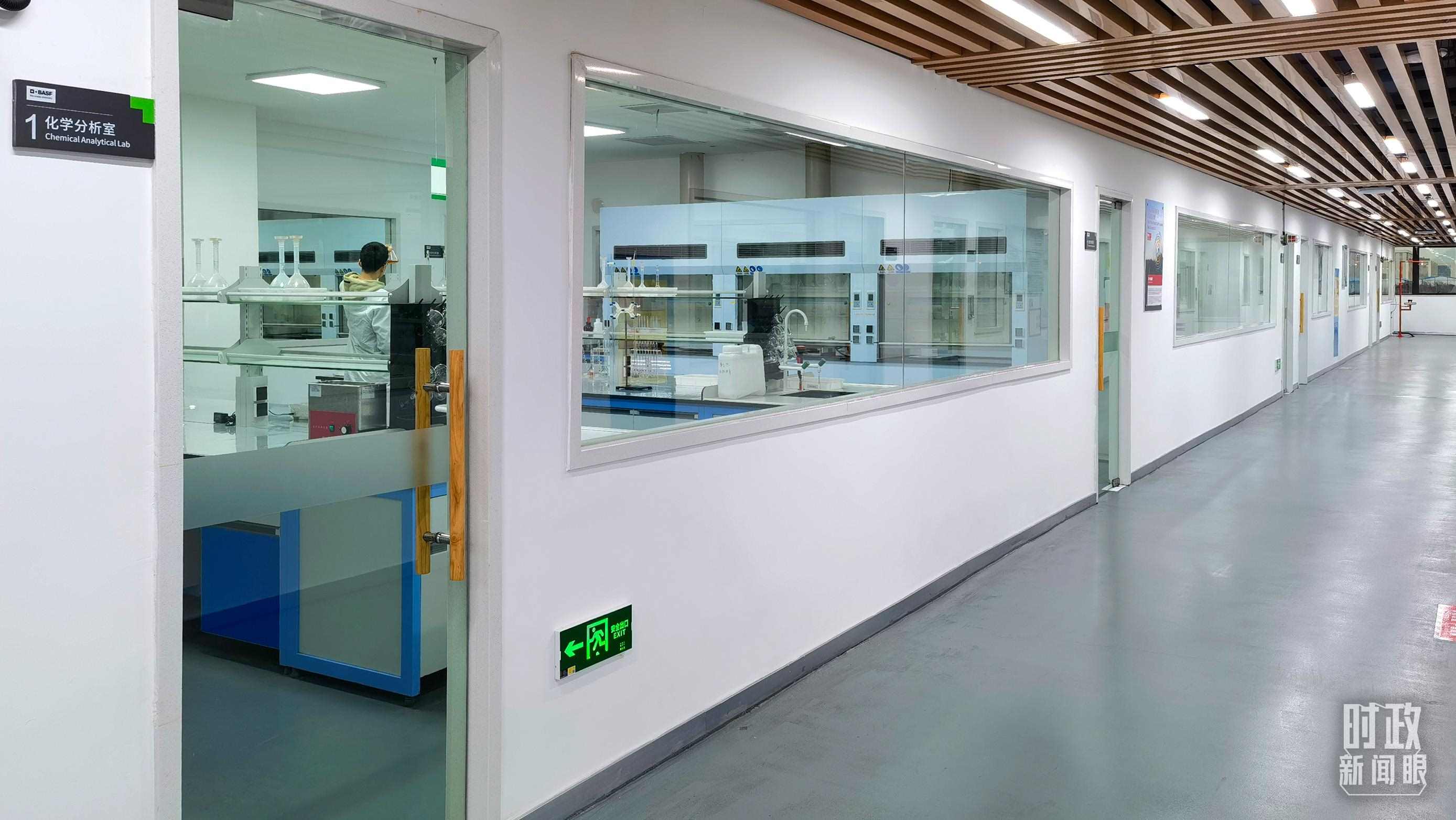 △巴斯夫杉杉電池材料有限公司化學分析室。（總臺央視記者石丞拍攝）