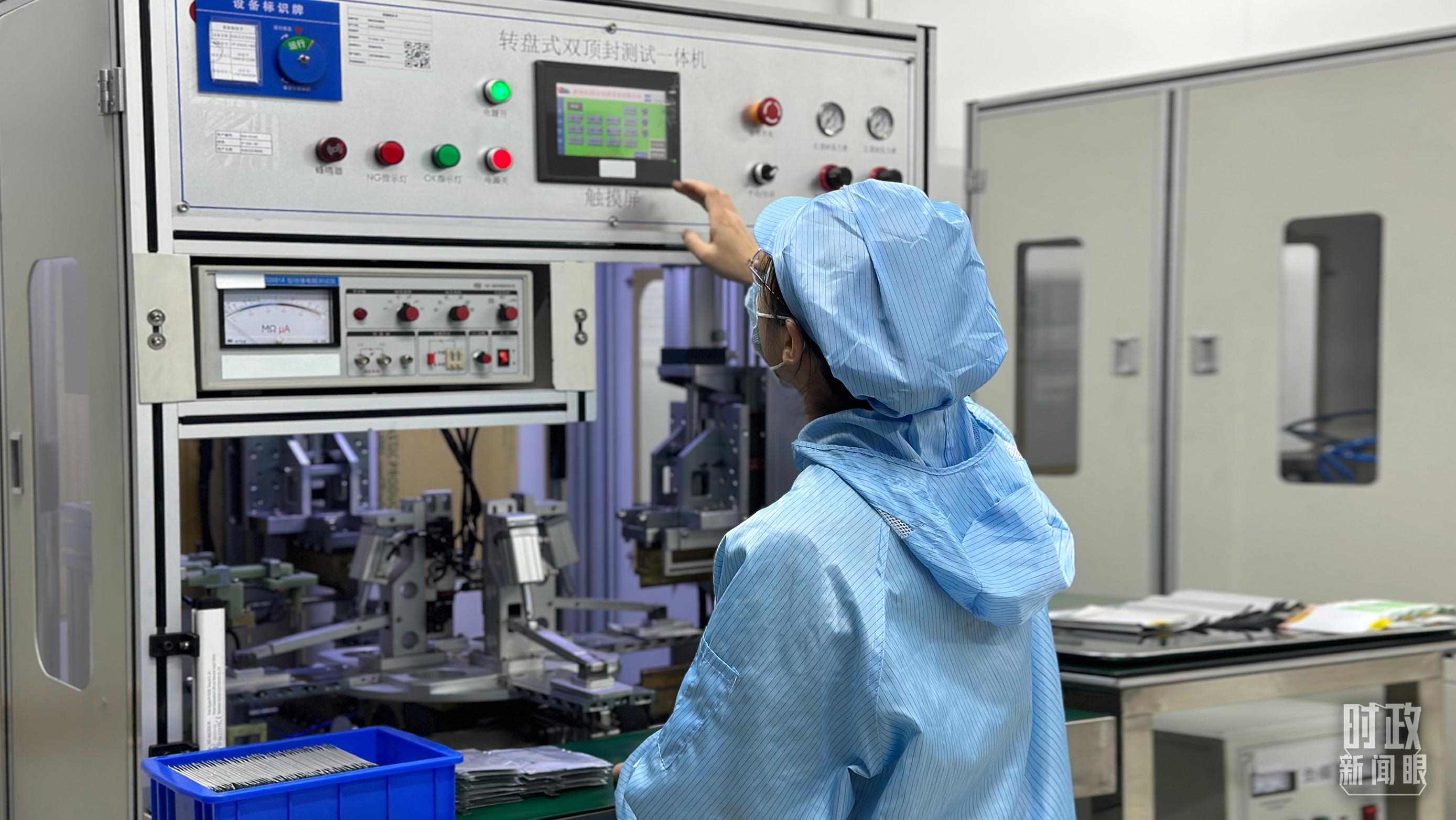 △企業(yè)電池技術中心內(nèi)，員工正在進行電池封裝。（總臺央視記者盧心雨拍攝）