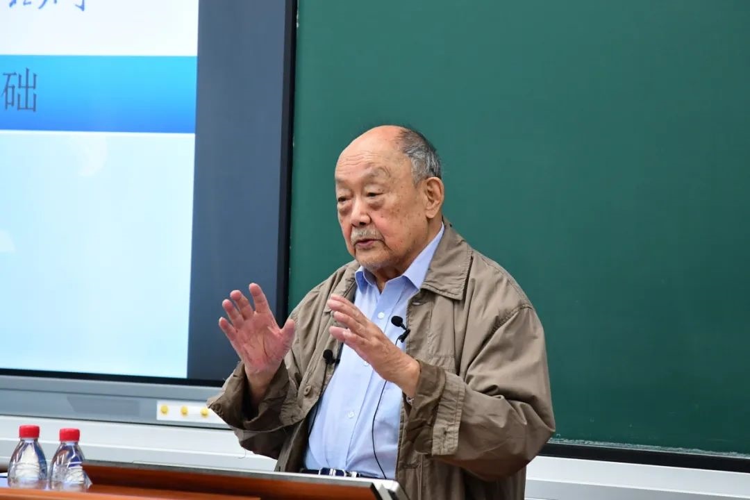 91歲的楊士莪院士“一站到底”為學(xué)生授課。哈爾濱工程大學(xué)供圖