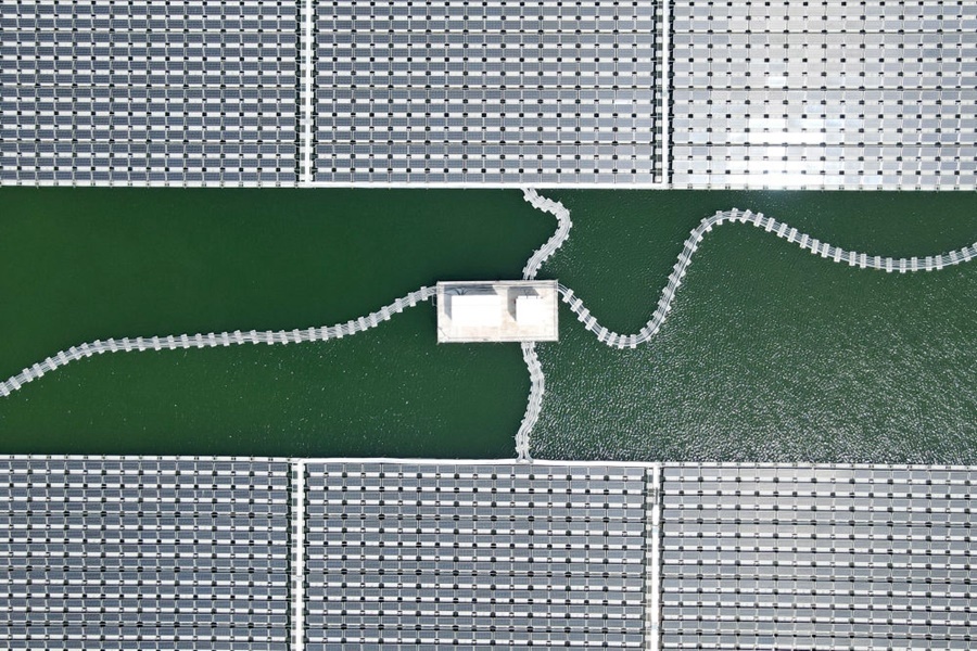 2022年8月25日拍攝的潁上縣毛圩水上光伏電站（無(wú)人機(jī)照片）。近年來(lái)，安徽省阜陽(yáng)市潁上縣古城鎮(zhèn)積極推進(jìn)采煤沉陷區(qū)治理工作，將昔日的采煤沉陷區(qū)建設(shè)成水上光伏電站，既減少占用土地面積，又能生產(chǎn)清潔能源。