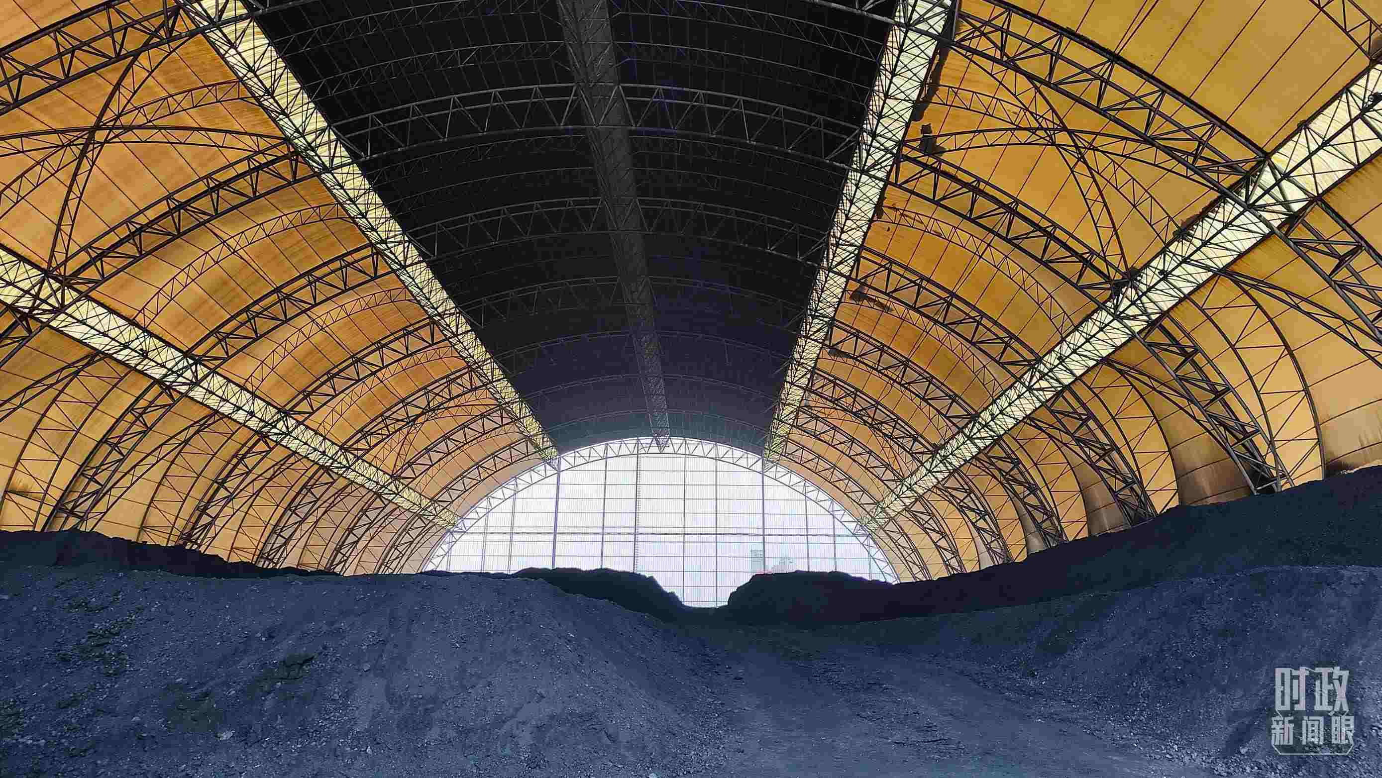 山西瑞光熱電有限責(zé)任公司儲(chǔ)煤場(chǎng)。2022年1月，習(xí)近平來(lái)到這里察看煤場(chǎng)儲(chǔ)煤情況。（總臺(tái)央視記者楊立峰拍攝）