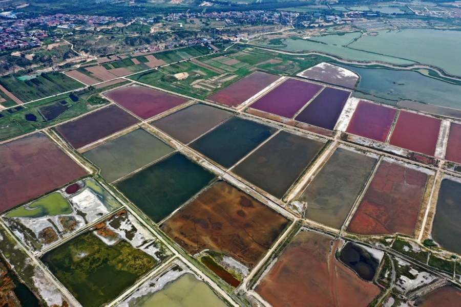 這是2023年7月11日拍攝的山西運(yùn)城鹽湖一角（無(wú)人機(jī)照片）。按照“生態(tài)優(yōu)先、保護(hù)為主、適度開發(fā)”的原則，2020年9月，運(yùn)城市全面停止鹽湖范圍內(nèi)的工業(yè)生產(chǎn)活動(dòng)。近年來(lái)，千年鹽湖正在向生態(tài)保護(hù)、風(fēng)貌重塑、產(chǎn)業(yè)轉(zhuǎn)型、全域旅游的“綠色發(fā)展”轉(zhuǎn)變。