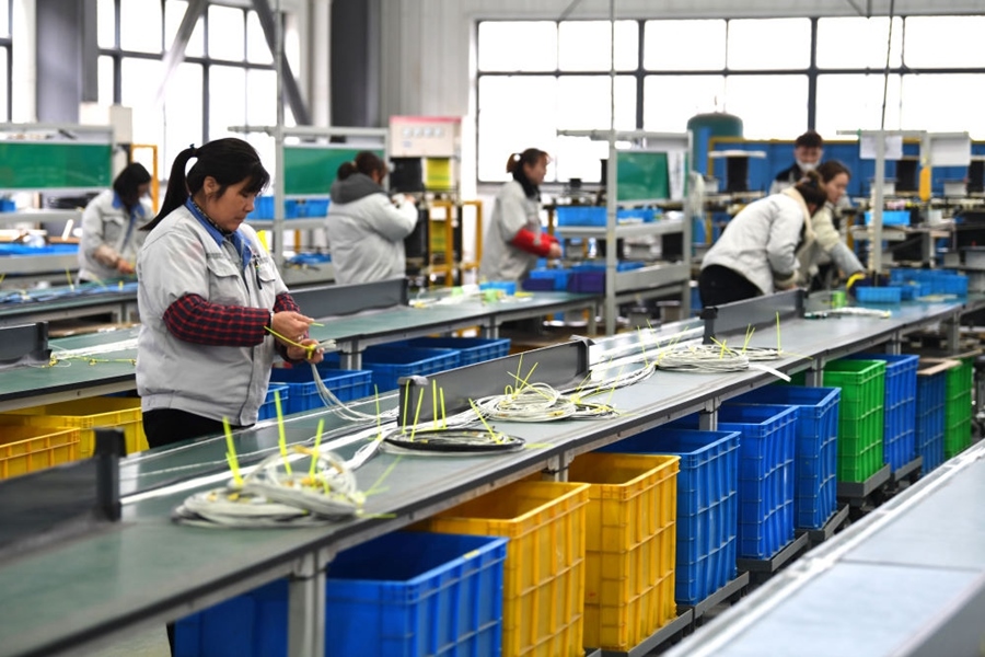 2022年2月16日，工作人員在安徽省滁州市汊河軌道交通裝備產(chǎn)業(yè)園的一家軌道交通裝備企業(yè)生產(chǎn)線上忙碌。安徽省滁州市來(lái)安縣汊河鎮(zhèn)地處皖蘇交界，緊鄰南京市江北新區(qū)。近年來(lái)，來(lái)安縣成為承接南京產(chǎn)業(yè)轉(zhuǎn)移的前沿陣地，汊河這個(gè)曾經(jīng)的傳統(tǒng)農(nóng)業(yè)小鎮(zhèn)緊抓機(jī)遇，開始深度融入長(zhǎng)三角，參與產(chǎn)業(yè)協(xié)作分工。產(chǎn)業(yè)園吸引了越來(lái)越多長(zhǎng)三角地區(qū)軌道交通企業(yè)入駐，形成了鐵路客車、城際軌道零部件研發(fā)、生產(chǎn)、銷售的產(chǎn)業(yè)集群。