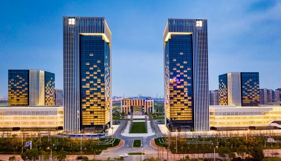 這是2019年3月13日拍攝的位于安徽合肥的中國(guó)聲谷產(chǎn)業(yè)園（無(wú)人機(jī)照片）。截至2024年，中國(guó)聲谷入駐企業(yè)超過2000戶，年產(chǎn)值超過2000億元，形成以智能語(yǔ)音及人工智能產(chǎn)業(yè)為核心的新一代信息技術(shù)產(chǎn)業(yè)集群。