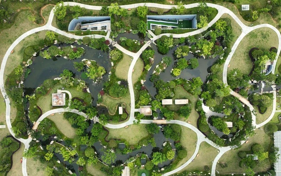 這是2023年6月15日拍攝的以“地上花園+地下治污”設(shè)計(jì)理念建設(shè)的九江市雙溪公園（無(wú)人機(jī)照片）。近年來(lái)，江西省九江市啟動(dòng)中心城區(qū)水環(huán)境綜合整治工程，通過地下污水治理、岸線生態(tài)修復(fù)、興建“公園式”污水處理廠、城市智慧管網(wǎng)管控等措施，改善水環(huán)境，城市面貌煥然一新。