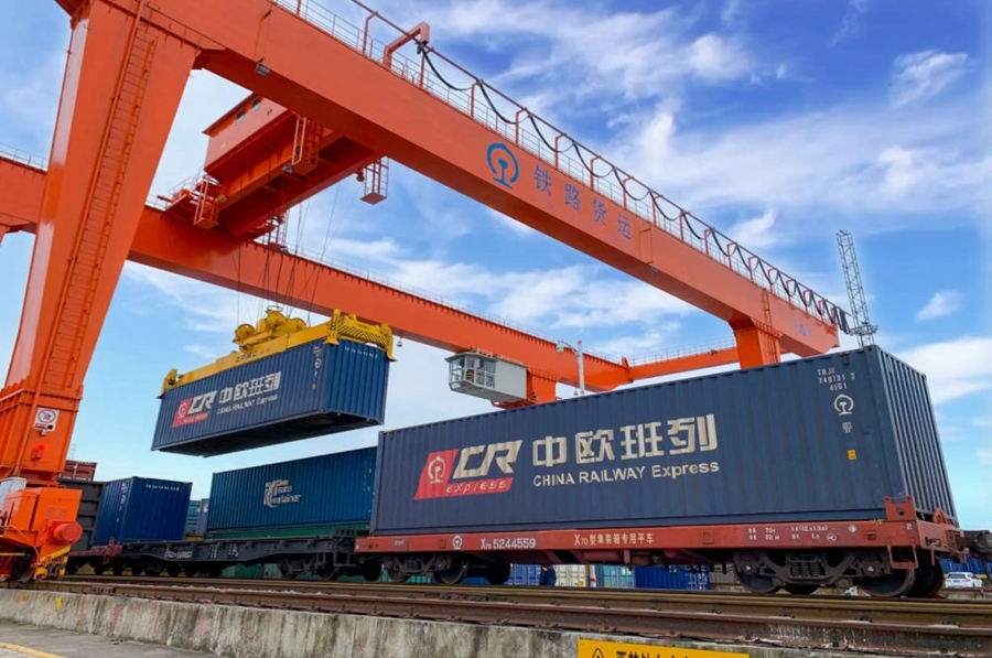 2022年4月29日，在鐵路合肥北站物流基地集裝箱作業(yè)區(qū)，龍門吊吊裝準(zhǔn)備發(fā)運(yùn)的中歐班列集裝箱。