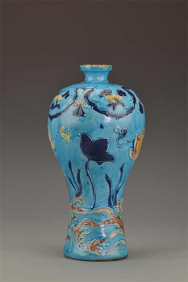 一號沉船出水的琺華彩蓮紋梅瓶。中國文物報社供圖