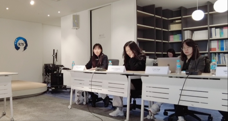 記者（左一）在交流活動(dòng)上，以加強(qiáng)中日韓三國(guó)經(jīng)濟(jì)合作、增進(jìn)三國(guó)民眾相互理解為主題發(fā)表演講。權(quán)小星攝