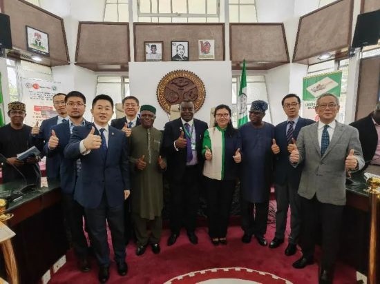 3月21日，與會嘉賓在首屆拉各斯論壇現(xiàn)場合影留念。（圖片由中國駐拉各斯總領(lǐng)事館提供）