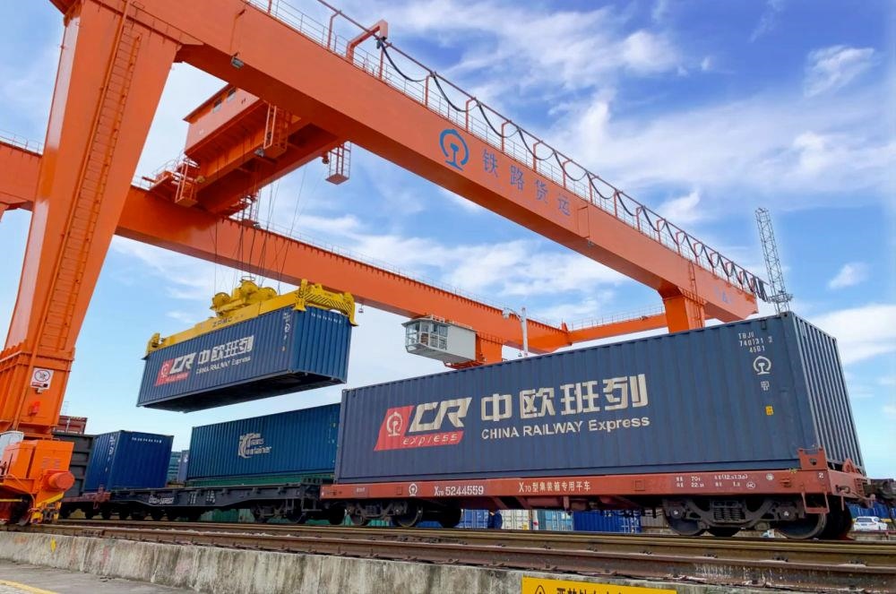 △2022年4月29日，在安徽合肥北站物流基地集裝箱作業(yè)區(qū)，準(zhǔn)備發(fā)運(yùn)的中歐班列集裝箱。