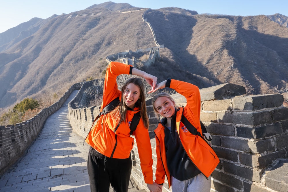 3月20日，美國華盛頓州中學生代表團的成員在北京慕田峪長城留影。新華社記者 殷剛 攝