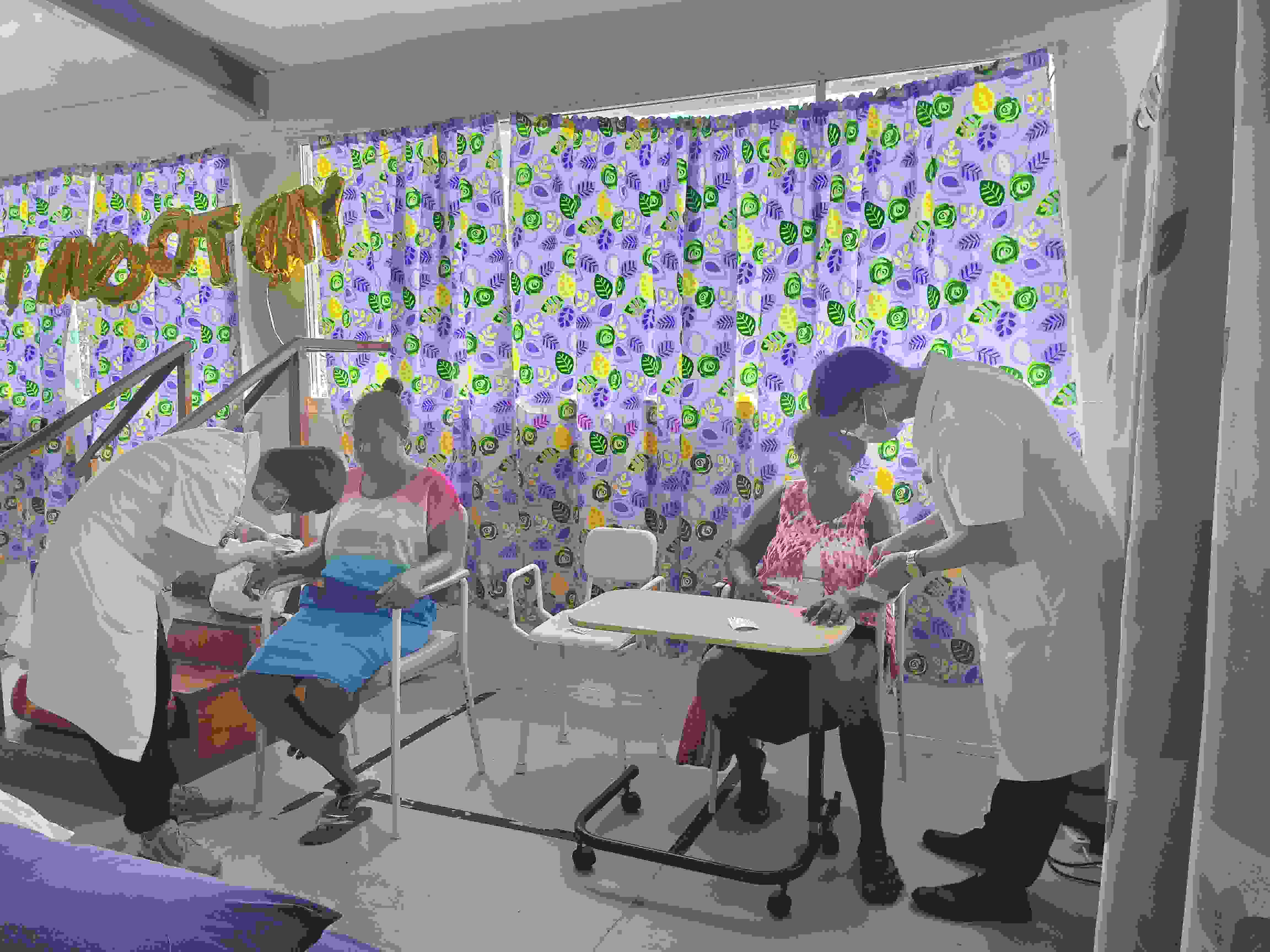 2023年7月3日，中國(guó)援助所羅門(mén)群島醫(yī)療隊(duì)針灸大夫在所羅門(mén)群島首都霍尼亞拉國(guó)家轉(zhuǎn)診醫(yī)院為患者治療。