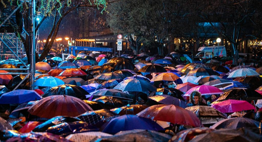 3月24日，在塞爾維亞南部城市普羅庫普列，人們參加北約轟炸南聯(lián)盟遇難者悼念儀式。新華社發(fā)（王韡攝）