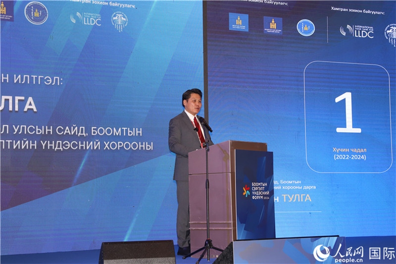 2.圖勒嘎部長(zhǎng)做主旨報(bào)告。人民網(wǎng)記者 霍文攝_副本