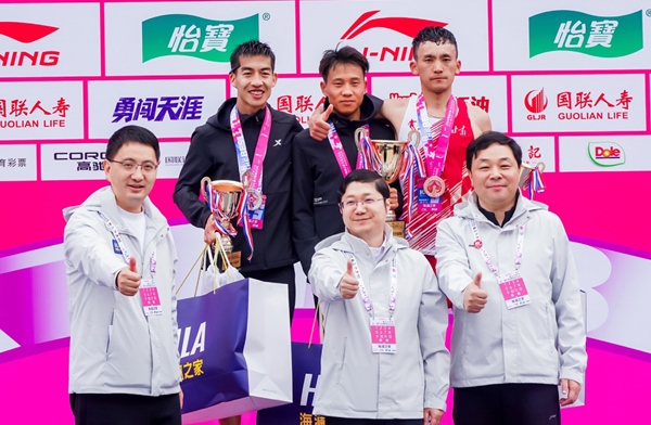 無(wú)錫市人民政府副秘書(shū)長(zhǎng)顧文龍，無(wú)錫市體育局黨組書(shū)記、副局長(zhǎng)楊宇華，海瀾集團(tuán)黨委副書(shū)記、副總裁江南共同為全國(guó)馬拉松錦標(biāo)賽（第一站）男子組前3名頒獎(jiǎng)。受訪者供圖