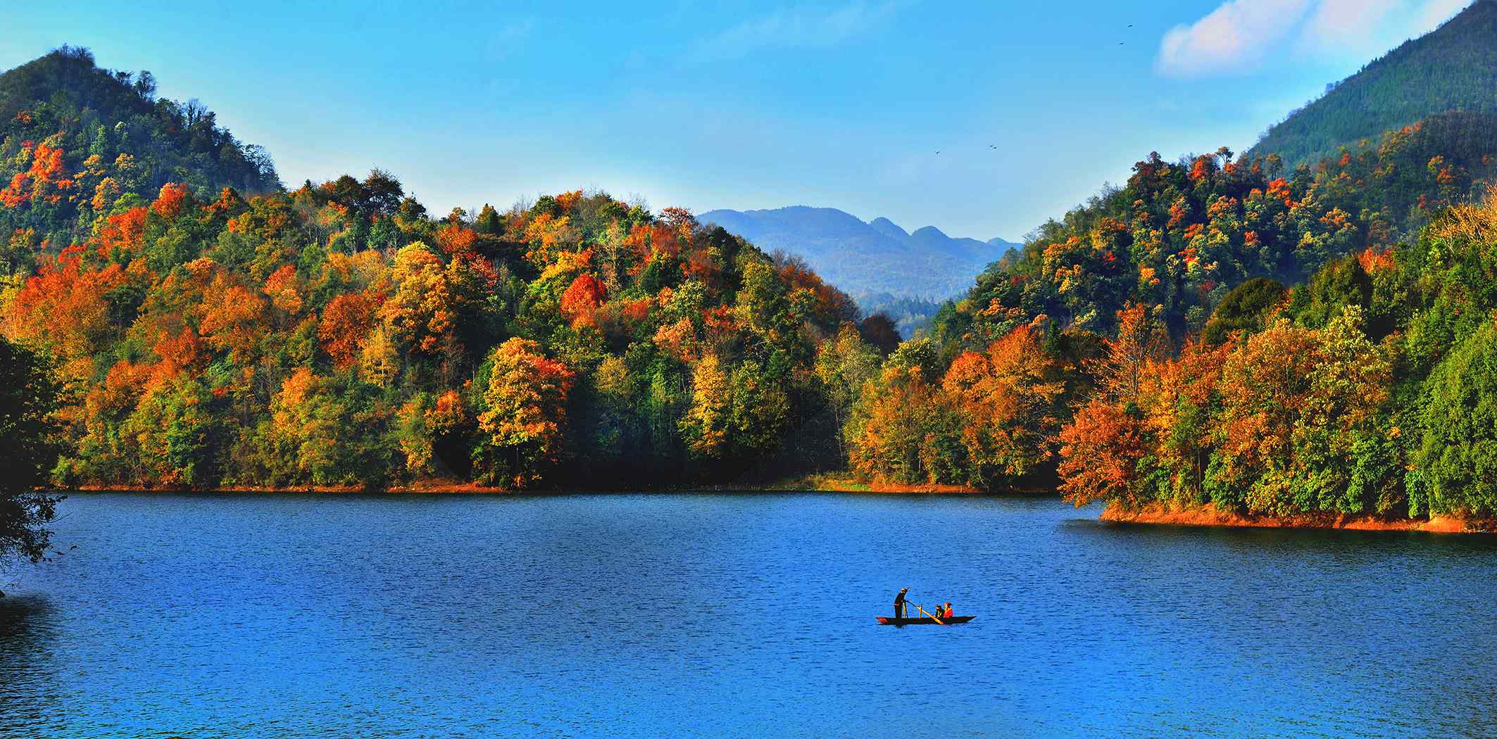 百里杜鵑湖好風(fēng)光。羅冠宇 攝