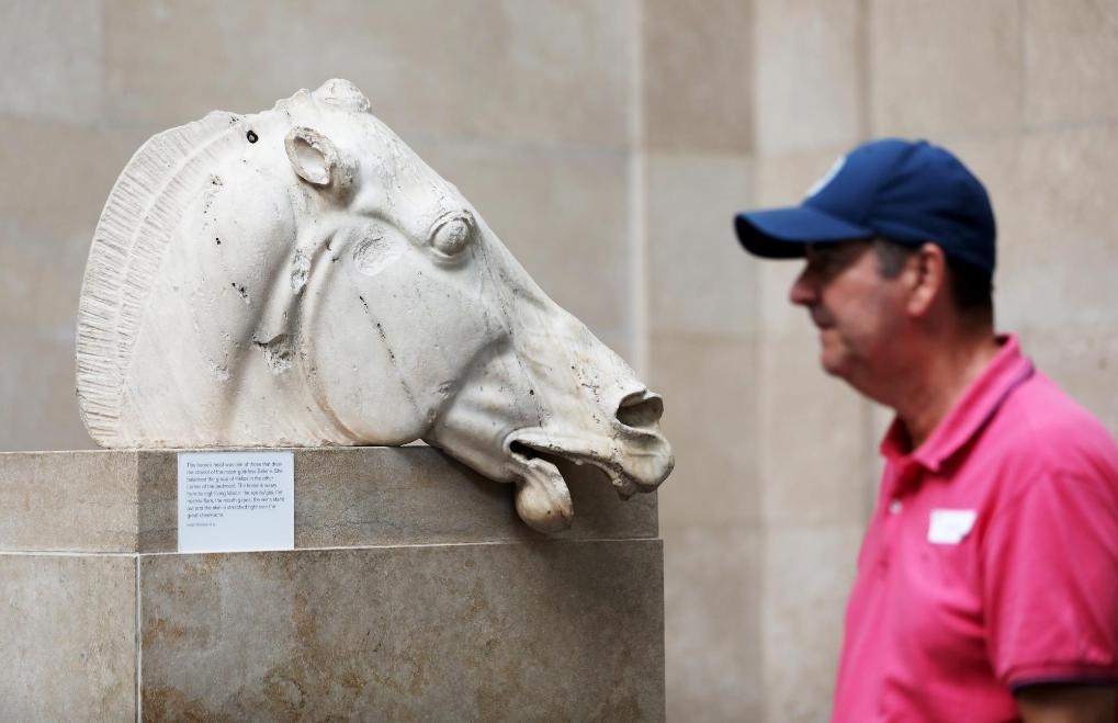 2023年9月7日，一名男子在英國倫敦大英博物館參觀帕特農(nóng)神廟大理石雕刻。新華社記者李穎攝