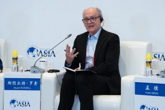 3月27日，《人工智能：現(xiàn)代方法》作者、加州大學(xué)伯克利分校計(jì)算機(jī)科學(xué)系教授斯圖爾特·羅素在分論壇上發(fā)言。新華社記者 曹夢(mèng)瑤 攝