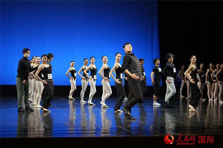 松山芭蕾舞團青年代表團成員在中央芭蕾舞團跟隨中方教師上課。人民網(wǎng)記者 張麗婭攝