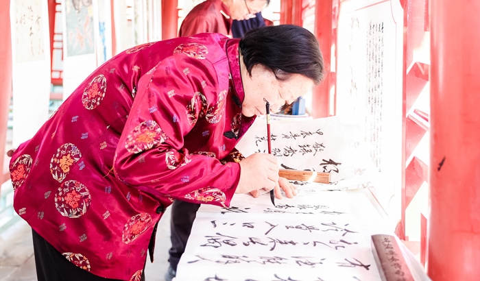 杏花節(jié)書畫展上書法家現(xiàn)場創(chuàng)作。受訪方供圖