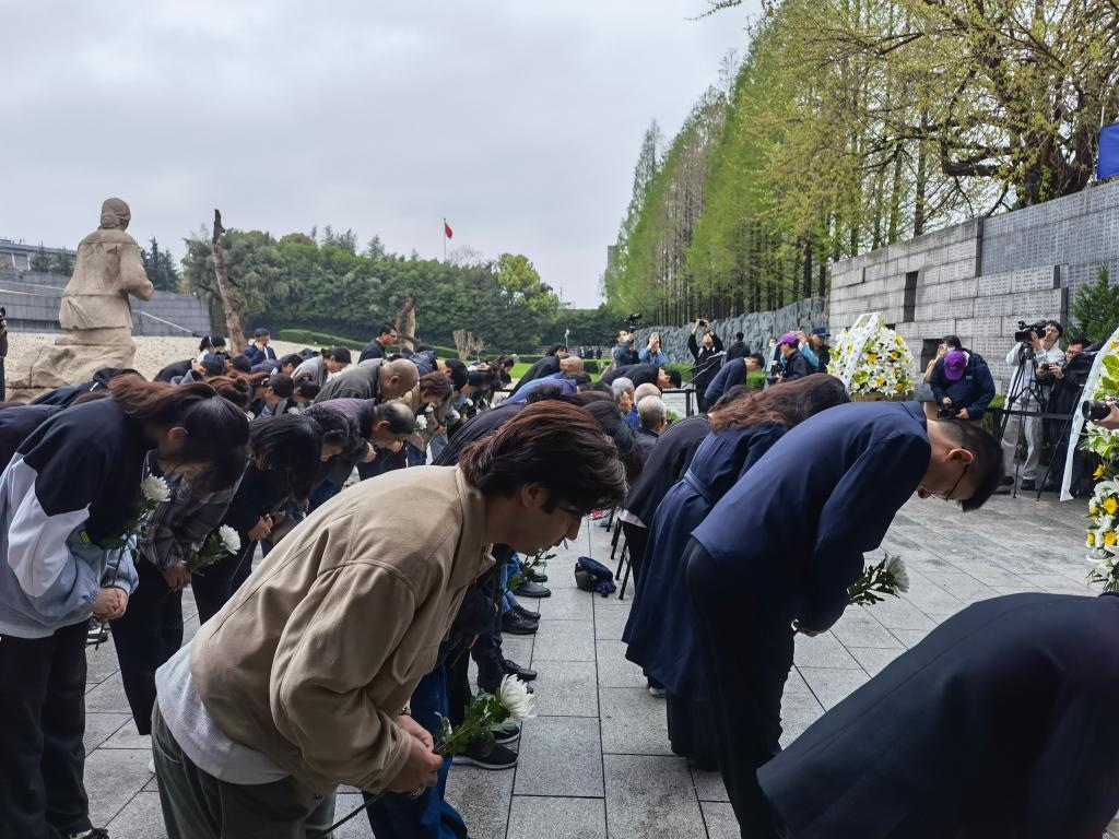 人們面向“哭墻”鞠躬。新華社記者邱冰清 攝