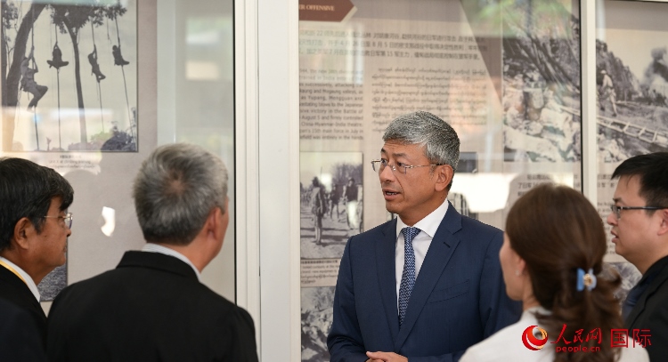 陳海大使了解中國遠征軍紀念館情況。人民網(wǎng)記者 謝佳君攝