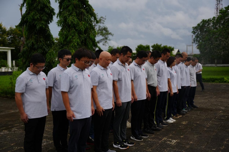 醫(yī)療隊(duì)隊(duì)員默哀。中國(guó)援桑醫(yī)療隊(duì)供圖