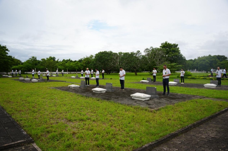 醫(yī)療隊(duì)隊(duì)員向烈士們獻(xiàn)花。中國(guó)援桑醫(yī)療隊(duì)供圖