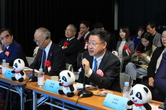 圖為四川省文化和旅游廳廳長戴允康向日本友人介紹四川旅游資源。（中國駐東京旅游辦事處供圖）