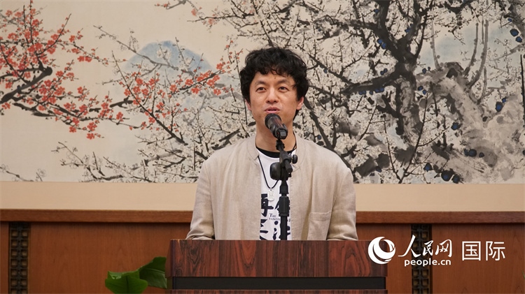 影片導(dǎo)演竹內(nèi)亮致辭。人民網(wǎng) 蔣曉辰攝