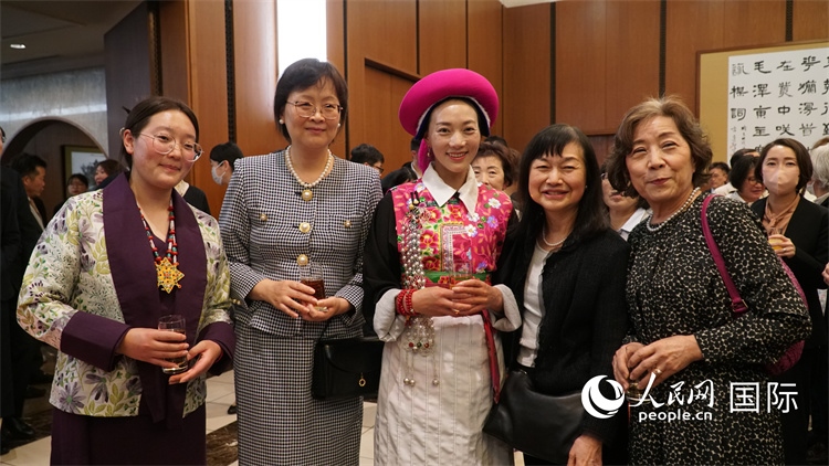 來賓與茨姆等人熱烈交流并合影留念。人民網(wǎng) 蔣曉辰攝