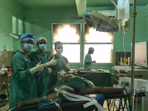 蔣國慶醫(yī)生（左）和當?shù)蒯t(yī)生慶祝手術成功。中國援桑醫(yī)療隊供圖