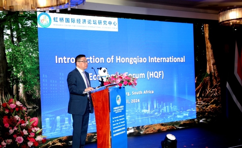 虹橋國際經(jīng)濟論壇研究中心副理事長、商務(wù)部國際貿(mào)易經(jīng)濟合作研究院副院長俞子榮致辭。（圖片來源：中國國際進口博覽會官微）