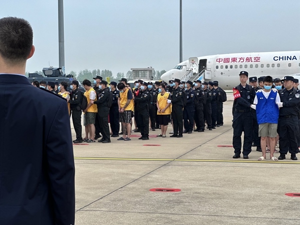 中國(guó)籍涉賭詐違法犯罪嫌疑人從柬埔寨被押解回國(guó)。人民網(wǎng)記者 郝萍攝