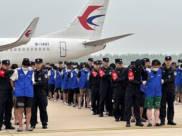 中國(guó)籍涉賭詐違法犯罪嫌疑人從柬埔寨被押解回國(guó)。人民網(wǎng)記者 郝萍攝