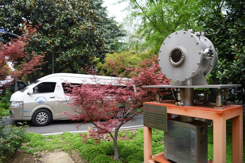 2024年4月6日，在位于安徽合肥的中國(guó)科學(xué)技術(shù)大學(xué)，自主研制的原位實(shí)驗(yàn)裝置準(zhǔn)備運(yùn)往上海光源開(kāi)展實(shí)驗(yàn)。