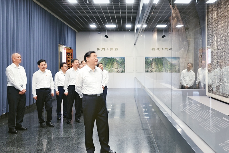 2023年7月29日，中共中央總書記、國(guó)家主席、中央軍委主席習(xí)近平在四川考察結(jié)束返京途中，來(lái)到陜西省漢中市考察。這是習(xí)近平參觀漢中市博物館有關(guān)歷史文物展陳。 新華社記者 鞠鵬/攝
