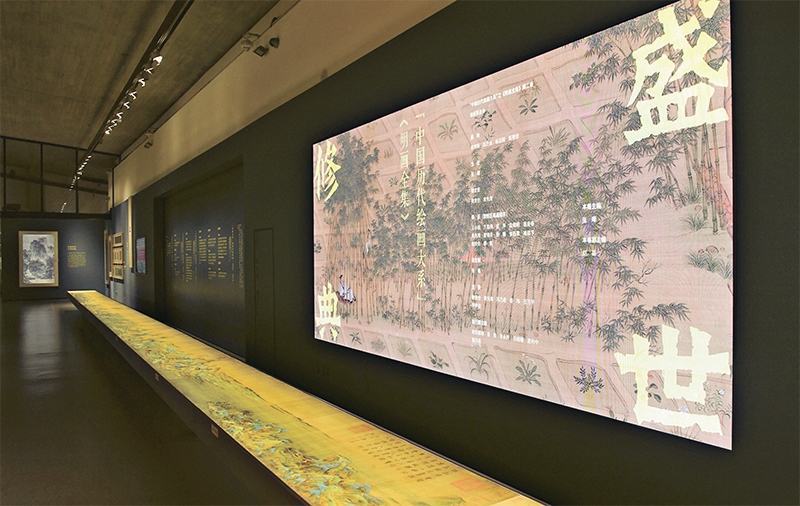 “中國歷代繪畫大系”，是習(xí)近平總書記親自批準(zhǔn)、高度重視的一項規(guī)模浩大、縱貫歷史、橫跨中外的國家級重大文化工程。圖為中國國家版本館杭州分館展示的“盛世修典——‘中國歷代繪畫大系’”收錄的數(shù)字化古畫（2023年5月31日攝）。 新華社記者 翁忻旸/攝