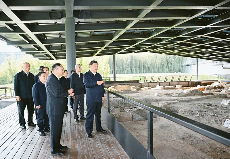 2023年10月10日至13日，中共中央總書記、國(guó)家主席、中央軍委主席習(xí)近平在江西考察。這是11日上午，習(xí)近平在景德鎮(zhèn)市陶陽(yáng)里歷史文化街區(qū)南麓遺址考察。 新華社記者 謝環(huán)馳/攝