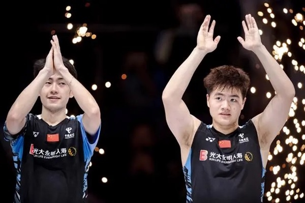 4月14日，梁偉鏗（右）/王昶在頒獎儀式上。 新華社記者 江漢攝