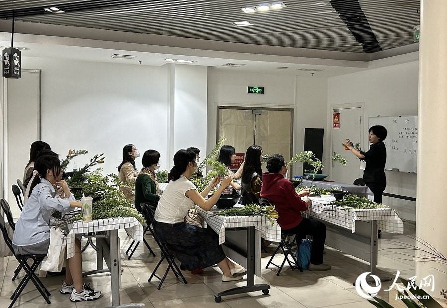 插花體驗(yàn)課。人民網(wǎng) 玄番登史江攝