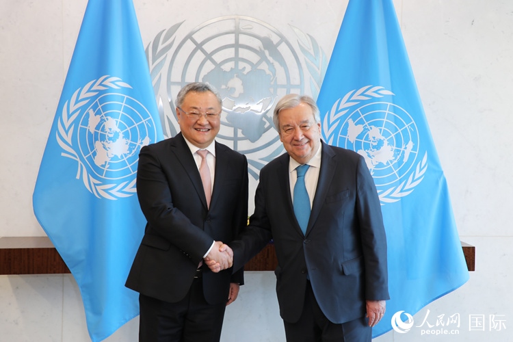 4月16日，中國新任常駐聯(lián)合國代表、特命全權(quán)大使傅聰在紐約聯(lián)合國總部向聯(lián)合國秘書長古特雷斯遞交了全權(quán)證書。 人民網(wǎng)記者 李志偉攝