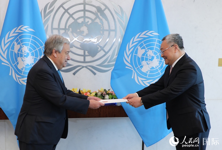 4月16日，中國新任常駐聯(lián)合國代表、特命全權(quán)大使傅聰在紐約聯(lián)合國總部向聯(lián)合國秘書長古特雷斯遞交了全權(quán)證書。 人民網(wǎng)記者 李志偉攝