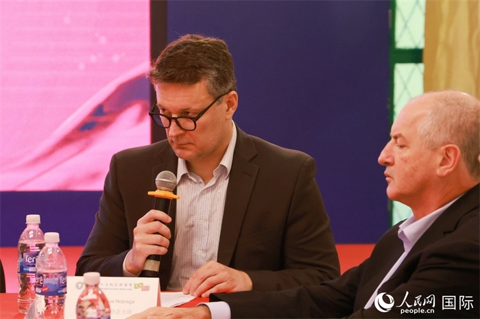 中巴友好協(xié)會主席恩里克·諾布雷加（左）在座談會上致辭。人民網(wǎng)記者 陳海琪攝