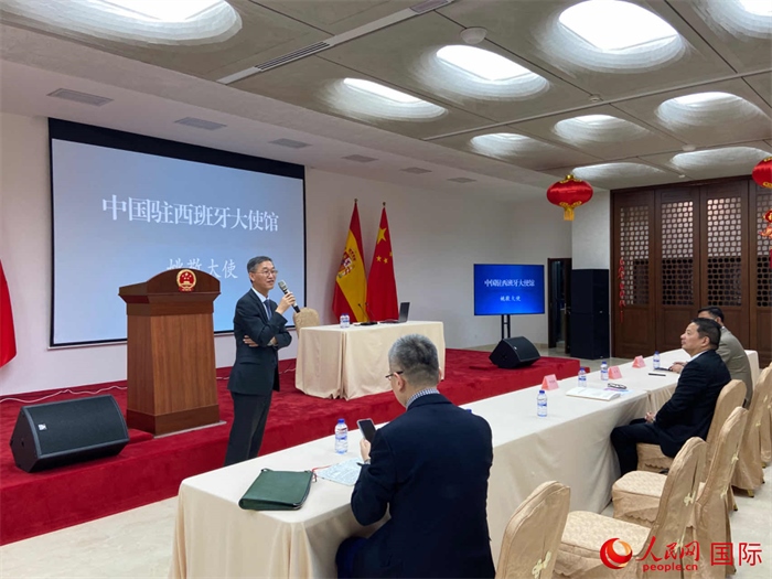 中國駐西班牙大使姚敬在僑界法治講座上致辭。人民網(wǎng)記者 范劍青攝