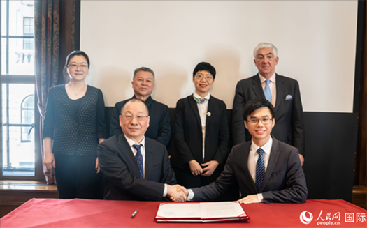 活動簽約現(xiàn)場。實習(xí)生 劉船攝