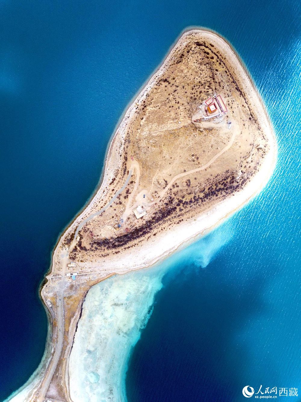 無人機(jī)視角下的西藏羊卓雍錯日托寺風(fēng)光。人民網(wǎng)記者 次仁羅布攝