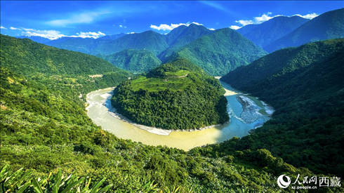 風(fēng)景秀麗、植被繁茂的西藏林芝市墨脫縣果果塘大拐彎。人民網(wǎng)記者 次仁羅布攝