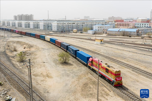 4月21日，中歐班列緩緩駛出二連浩特鐵路口岸（無人機(jī)照片）。 新華社發(fā)（張海峰攝）